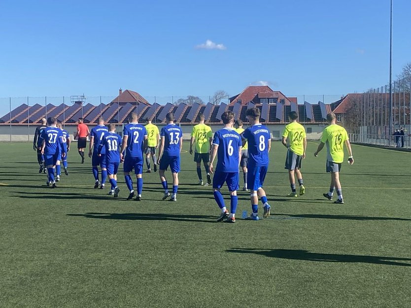 Dem FSV Preu&szlig;en (in gelb) gelang gegen Gera-Westvororte viel zu wenig  (Foto: Benno Harbauer)
