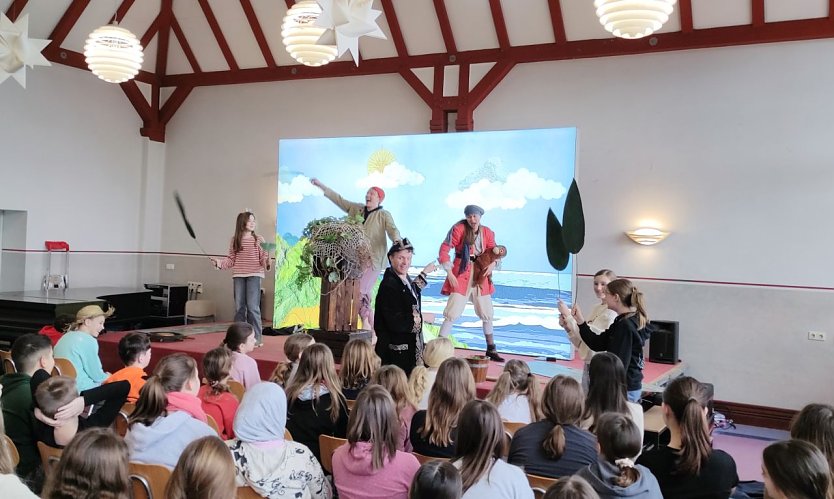Die F&uuml;nft- und Sechstkl&auml;ssler waren von der Theatervorstellung begeistert. (Foto: Philipp Kugelmeier)