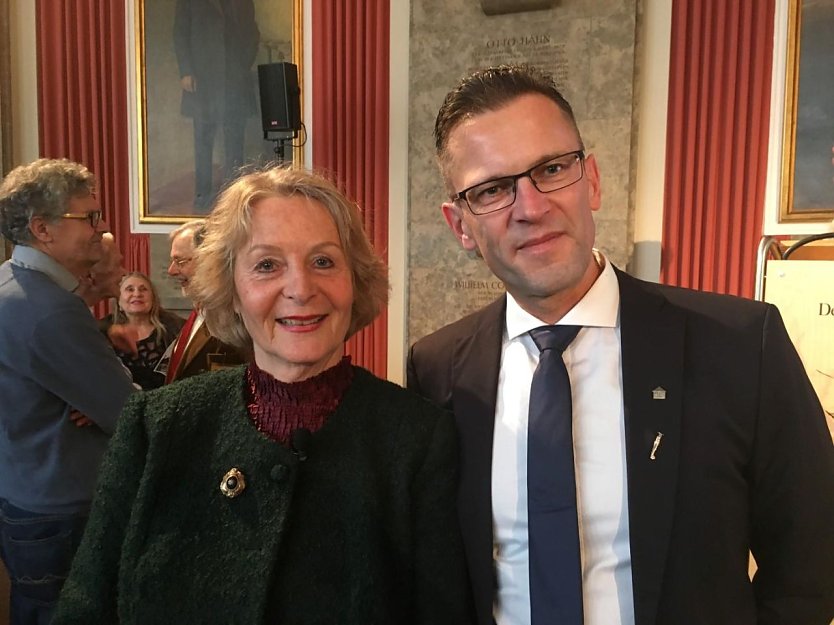 Ursula (Ulli) Gr&ouml;ttrup, die Tochter Helmut Gr&ouml;ttrups w&auml;hrend der Festveranstaltung zum 100. Geburtstag im Deutschen Museum in M&uuml;nchen mit Autor Gunther Hebestreit.. (Foto: privat)