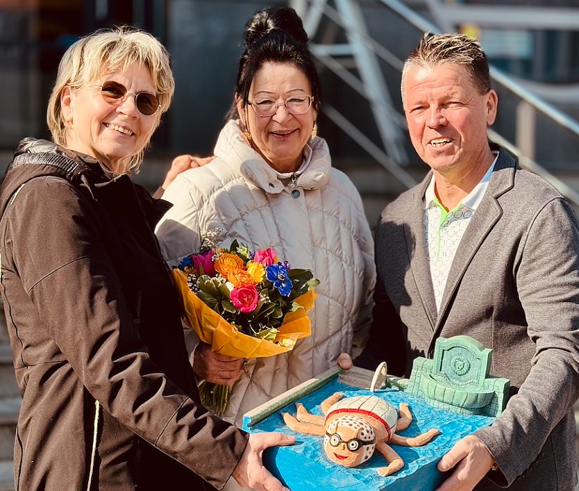 Der Neuzugang f&uuml;r die Nordh&auml;user Treppenk&auml;fer existiert im Moment nur im Modell - hier &uuml;bergeben von Ines Gast und Tura Jursa an Jens Eisenschmidt  (Foto: Badehaus Nordhausen)