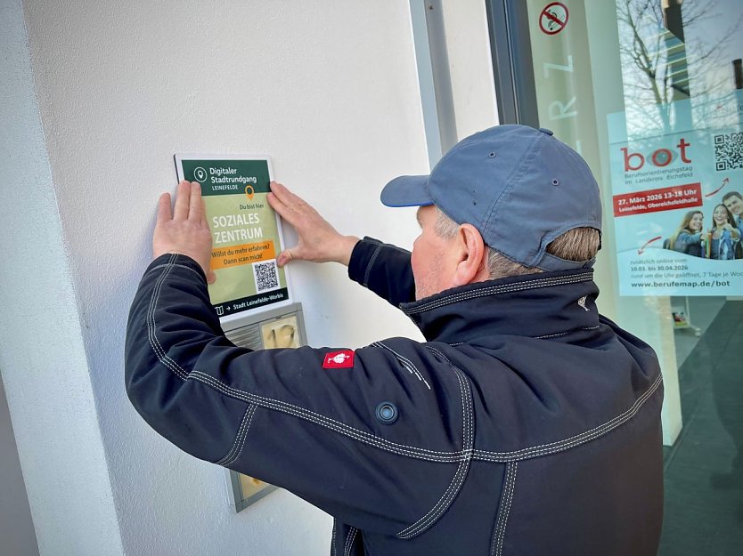 Stadtmitarbeiter Heiko Blum bringt daf&uuml;r derzeit an insgesamt 36 Stationenim gesamten Stadtgebiet Informations-Tafeln im A4-Format an.  (Foto: Ren&eacute; Wei&szlig;bach)