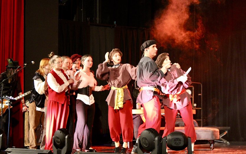 Faust n Roll nach Goethe" im KKZ in Bad Langensalza. Sch&uuml;ler des Salza Gymnasiums stehen mit Dietmar Rybicka auf der B&uuml;hne (Foto: Eva Maria Wiegand)