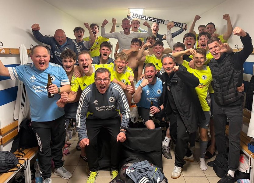 Grenzenloser Jubel in der Preußen-Kabine nach dem Auswärts-Coup in Dachwig (Foto: FESV Preußen) Grenzenloser Jubel in der Preußen-Kabine nach dem Auswärts-Coup in Dachwig (Foto: FESV Preußen)