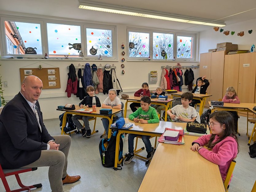 Steffen Grimm stellte sich den vielen Fragen der Drittkl&auml;ssler. (Foto: Janine Skara)