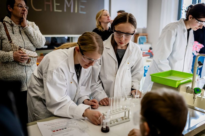 Experimente wurden zum Tag der offenen T&uuml;r auch angeboten. (Foto: Christoph Keil)