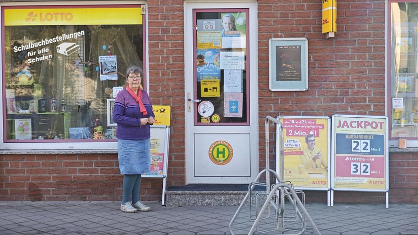 Doris "Dorle" B&uuml;hling vor ihrem Laden in der Hauptstra&szlig;e (Foto: nnz)