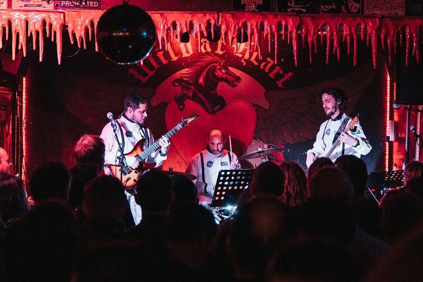 Das Yuval Ron Trio kommt in die Jazzmangel (Foto: Christoph Mangle)