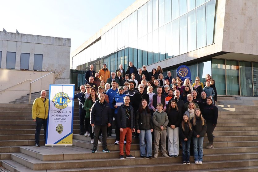 Insgesamt 39 Vereine konnten sich Dank der Benefiz-Aktion der Lions und Rotarier &uuml;ber Geldgeschenke freuen (Foto: Stadt Nordhausen)