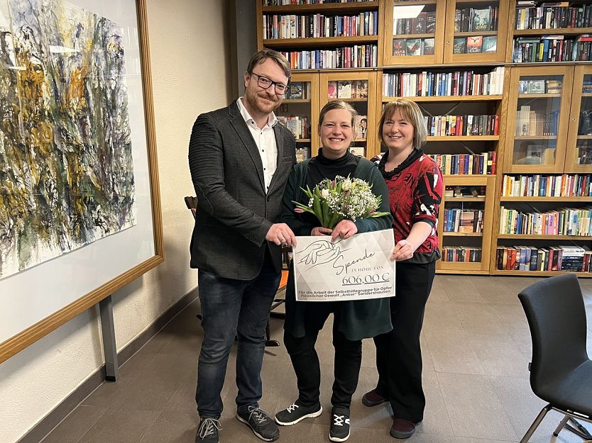 Scheck&uuml;bergabe an das Projekt "Anker".  (Foto: Celine Appenrodt)