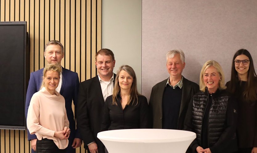 Alle anwesenden Mitglieder des Immobilienexpertenteam-S&uuml;dharz (IET-S&uuml;dharz) standen den G&auml;sten als Ansprechpartner zur Verf&uuml;gung � auf dem Bild v. l. Rechtsanw&auml;ltin Susann N. D&ouml;ring, Rechtsanwalt Marko Siebold, Immobilienbewerter Lutz Engelhardt, Steuerberaterin Simone Rappe, Immobilienbewerter Karsten Bierwisch, Immobilienmaklerin Manuela Hardt und Steuerberaterin Johanna Rappe (Foto: privat)