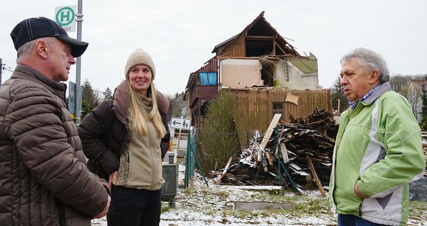 Laura Meyer im Gespr&auml;ch mit J&ouml;rg Kr&ouml;ter und Hans-Peter Brestrich, die den Abriss beobachten.  (Foto: ssc)