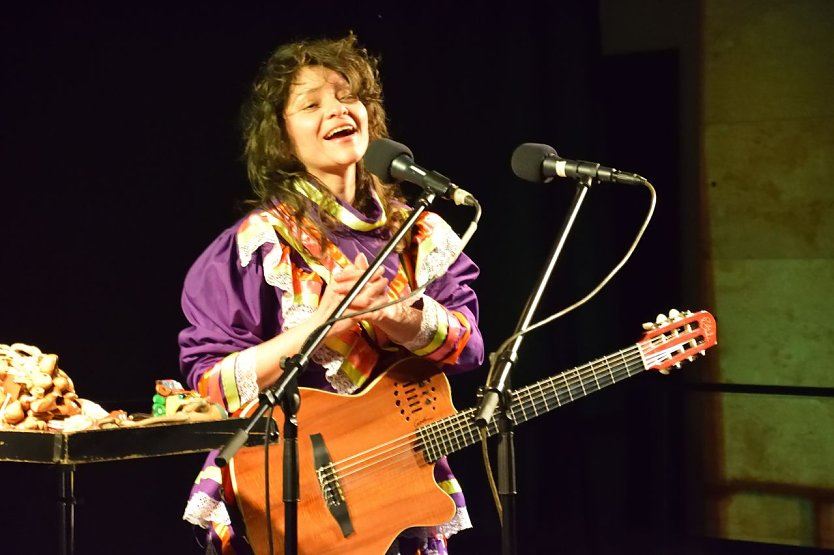 Maria-Moctezuma singt am Panorama-Museum (Foto: Fred Böhme) Maria-Moctezuma singt am Panorama-Museum (Foto: Fred Böhme)