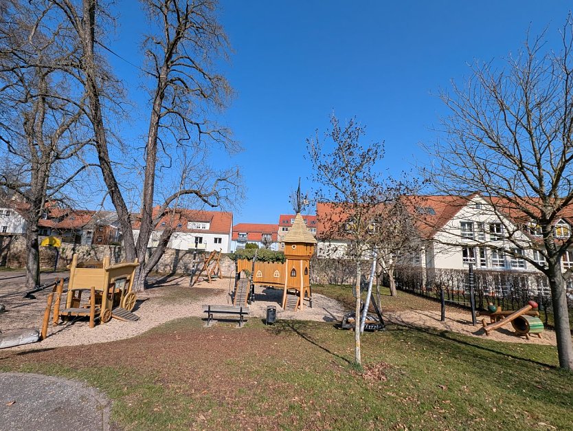 Der alte Kletterturm aus Holz wurde am heutigen Mittwoch demontiert.  (Foto: Janine Skara)