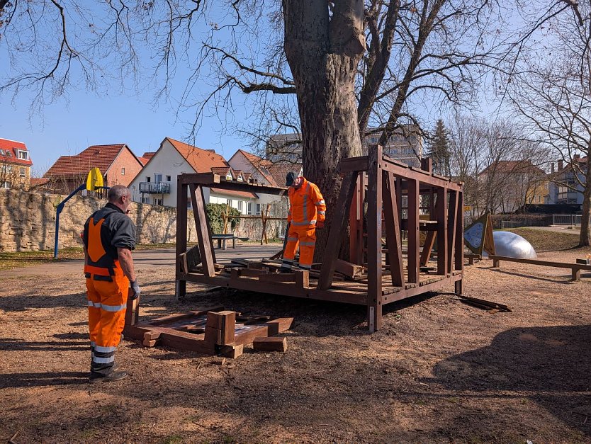 Der h&ouml;lzerne Kletterturm wurde heute zur&uuml;ckgebaut.  (Foto: Janine Skara)