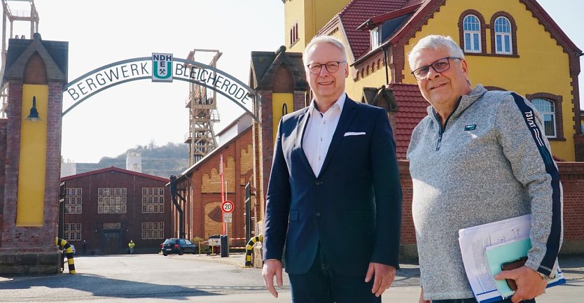 Gemeinsam f&uuml;r das Bleicher&ouml;der Bergmannsfest: DEUSA Gesch&auml;ftsf&uuml;hrer Peter Davids und der Vorsitzende des Bergmannsvereins, Peter Hellmuth (Foto: agl)