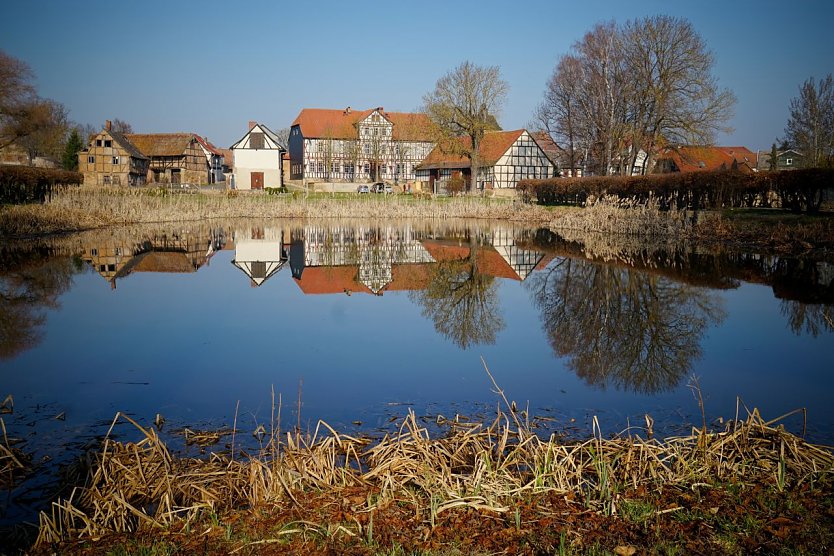 Blick auf das Ensemble Hue de Grais aus dem Barockgarten heraus. Rechts sieht man die Festscheune. (Foto: ssc)