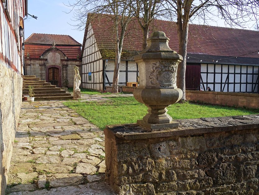 Auf der Terrasse k&ouml;nnen Caf&eacute;g&auml;ste bald wieder in der Sonne sitzen.  (Foto: ssc)