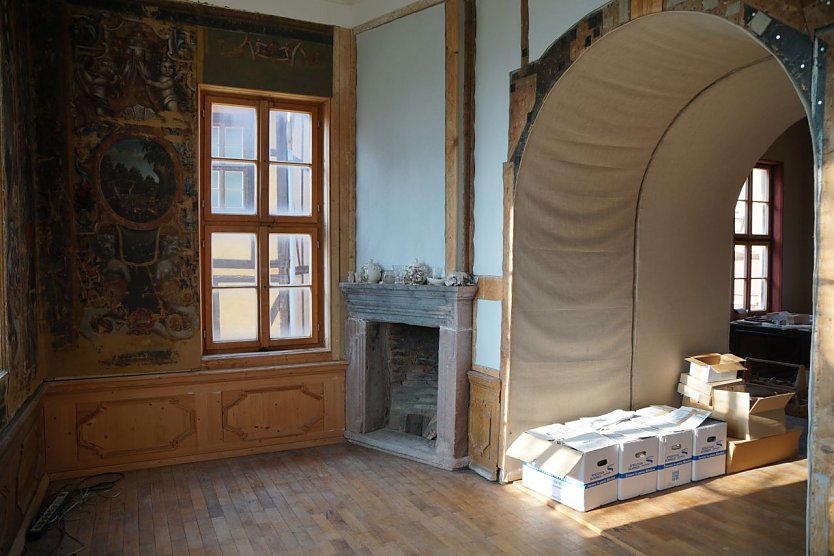 Das Alkovenzimmer im Erdgeschoss erh&auml;lt noch seine restautrierten Bespannungen.  (Foto: ssc)