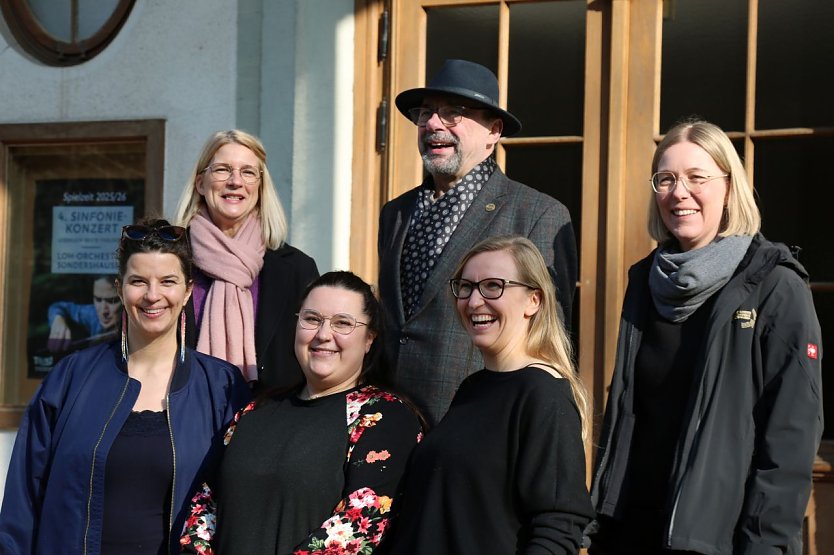 Hinten, v.l.n.r. Kathleen K&uuml;hn (Gesch&auml;ftsf&uuml;hrerin Wippertal Immobilien GmbH), Joachim Kreyer (F&ouml;rderverein Loh-Orchester Sondershausen e.V., Martina Langenberger (Gesch&auml;ftsf&uuml;hrerin Th&uuml;ringer Landesmusikakademie Sondershausen) Vorne, v.l.n.r. Annika Bosch (Autorin und Musikp&auml;dagogin), Anne-Sophie Zierold (Musiklehrerin Grundschule Franzberg), Daniela Bethge (Leiterin Theatervermittlung Theater Nordhausen). (Foto: Renate Liedtke)