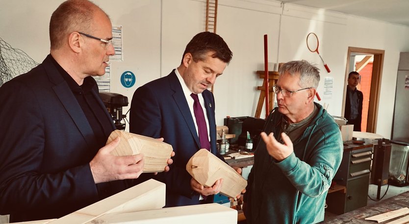 Sachsen-Anhalts Ministerpr&auml;sident Sven Schulze (Mitte) war heute zu Besuch in der "Bergwerkstatt" in Bleicherode um mehr &uuml;ber das Aktivierungsprogramm des Landkreises f&uuml;r arbeitslose Jugendliche zu erfahren (Foto: agl)