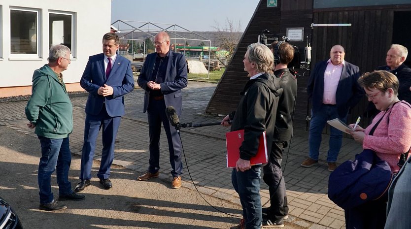 v.l.: Werkstattleiter Thomas Apitius im Gespr&auml;ch mit Ministerpr&auml;sident Schulze und Landrat Jendricke - das mediale Intersse war auch heute wieder &uuml;berregional (Foto: agl)