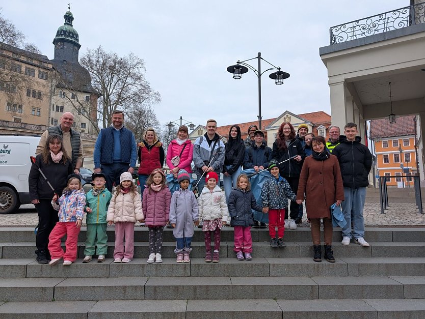 Zum Auftakt der Aktion Saubere Stadt 2026 kamen neben B&uuml;rgermeister Steffen Grimm (hinten links) viele gro&szlig;e und kleine helfende B&uuml;rger zum M&uuml;llsammeln.  (Foto: Janine Skara)