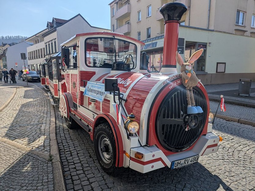 Der Osterexpress war zu jeder Zeit voll besetzt und bef&ouml;rderte die Besucher an verschiedene Stellen in der Sondersh&auml;user Innenstadt.  (Foto: Janine Skara)