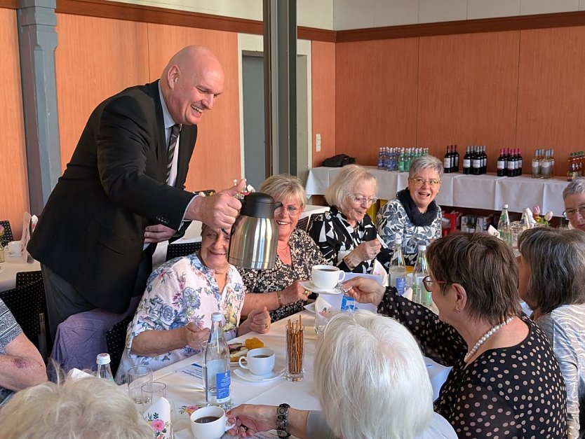     Kaffee mit dem B&uuml;rgermeister: Steffen Grimm versorgt seine G&auml;ste traditionell selbst bei der Seniorenfr&uuml;hlingsfeier.  (Foto: Janine Skara)