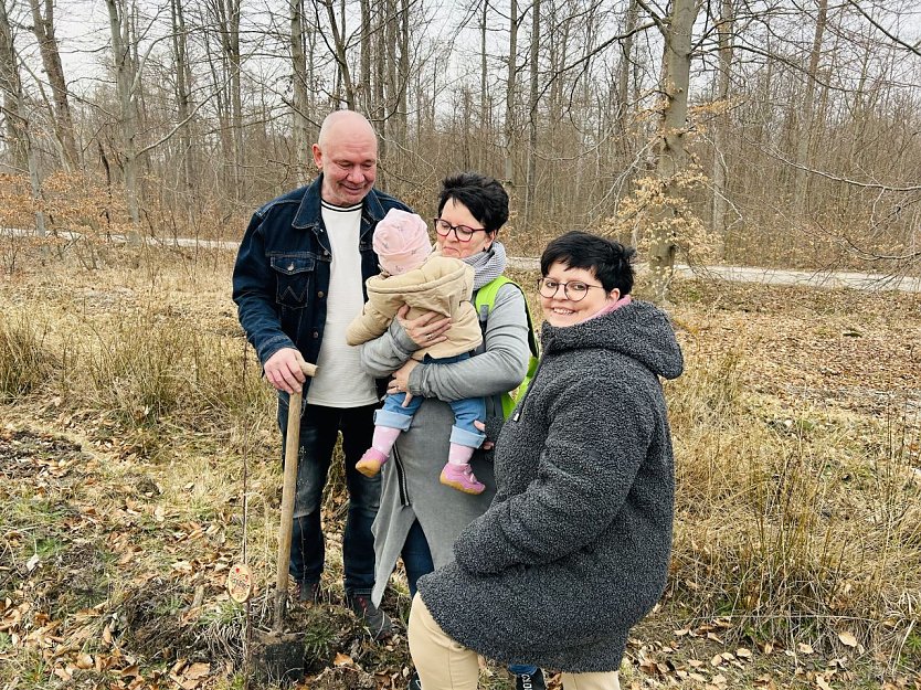 Sarah Harnisch mit Tochter Sophie pflanzte mit ihren Eltern Beate und Andreas Hornung im Generationenwald bei Sondershausen ein B&auml;umchen anl&auml;sslich der Geburt von Sophie. (Foto: Landratsamt/Andrea Hellmann)