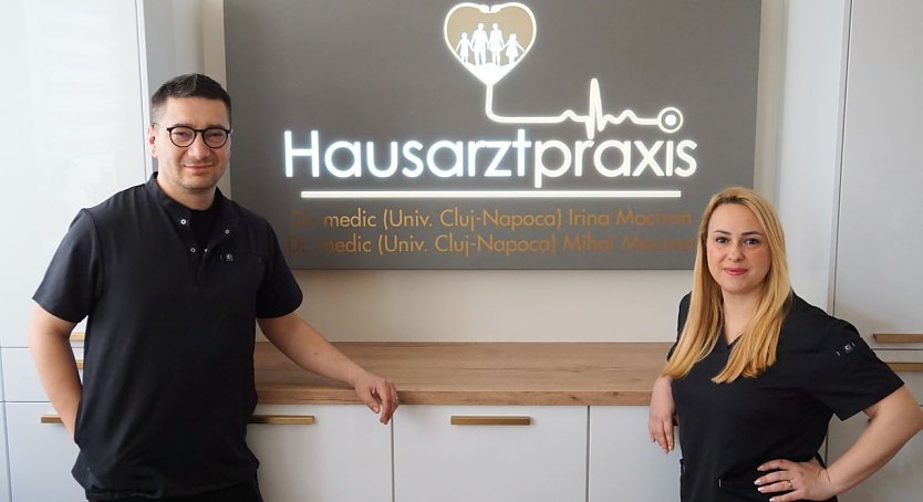 Mihai und Irina Mociran betreuen in ihrer Landarztpraxis in Sundhausen auch die Patienten der verstorbenen Dr. Antje Hagen. (Foto: ssc)