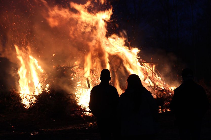 Ein Paar blickt auf das lodernde Osterfeuer. (Foto: Archivbild: Feuerwehr Heiligenstadt)