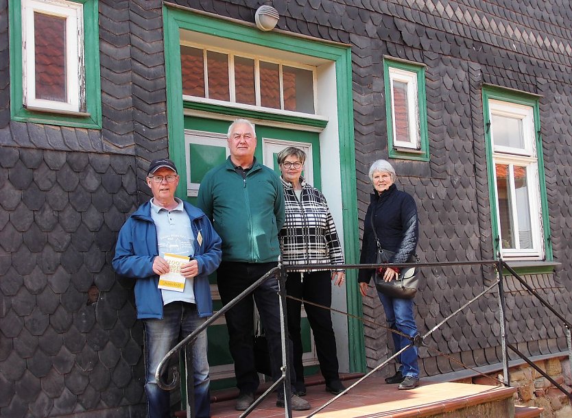 G&auml;stef&uuml;hrer Eckhard Haupt zeigte der Familie aus Gehofen Auleben. (Foto: Ulrich Reinboth)