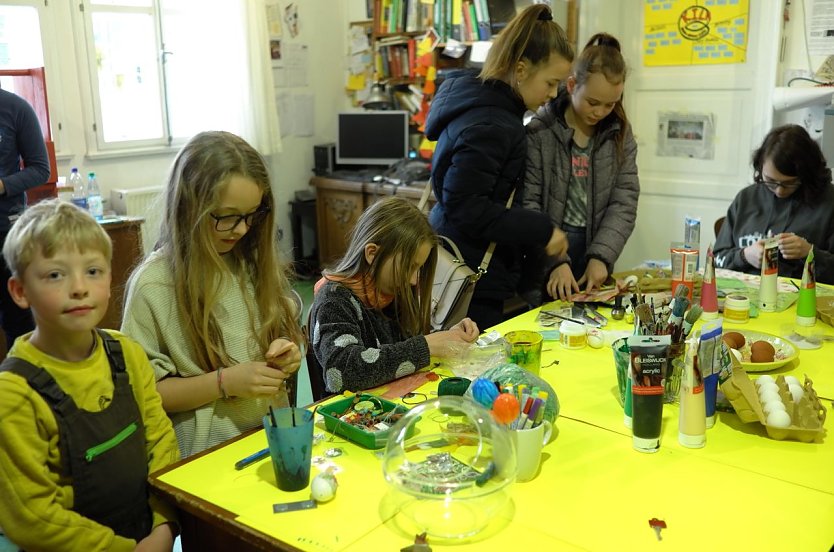 Osterschmuck wird am Freitag f&uuml;r den Brunnen gebastelt.  (Foto: Frank Tuschy)