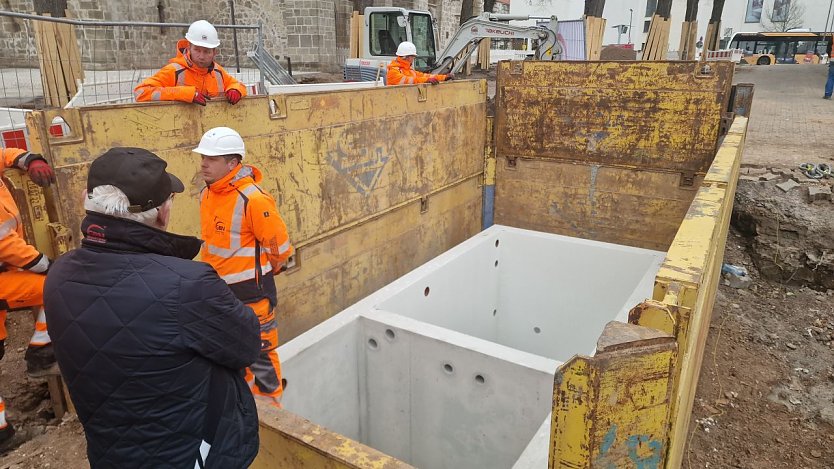 Die massive Technikkammer kann zwei Brunnen samt Wasserspiel versorgen (Foto: agl)
