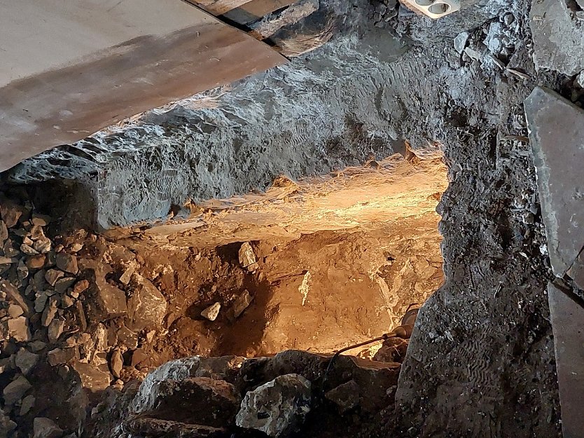 Ein Blick in den Untergrund der Urbacher Kirche (Foto: Volker Linde) Ein Blick in den Untergrund der Urbacher Kirche (Foto: Volker Linde)