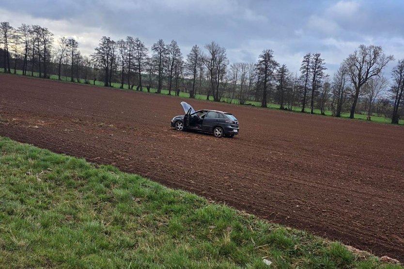 Unfallfahrzeug auf dem Feld (Foto: S. Dietzel)