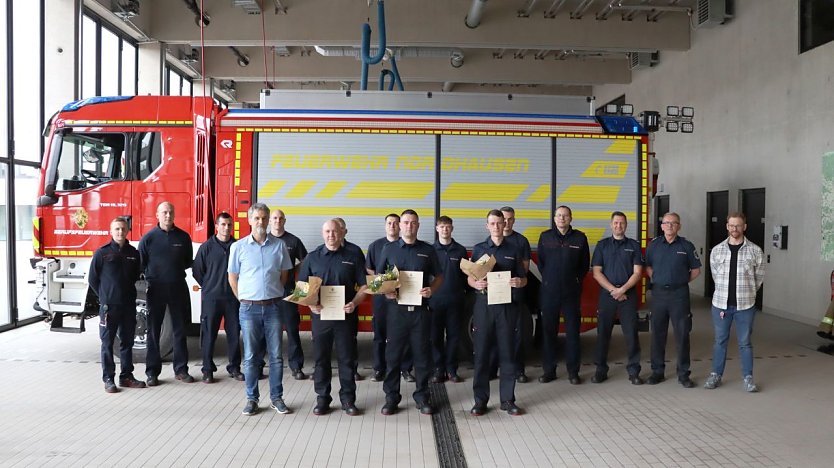 Drei Kameraden der Feuerwehr erhielten Bef&ouml;rderungen durch den OB (Foto: Stadt Nordhausen)