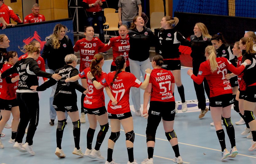 Jubeltraube nach Abpfiff: Der Th&uuml;ringer HC steht wieder im Final4 (Foto: Eva Maria Wiegand)