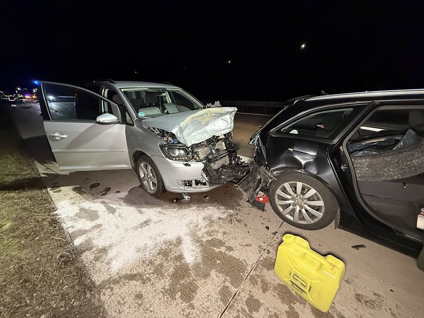 Die beiden Autos wurden bei dem Crash stark besch&auml;digt.  (Foto: Silvio Dietzel)
