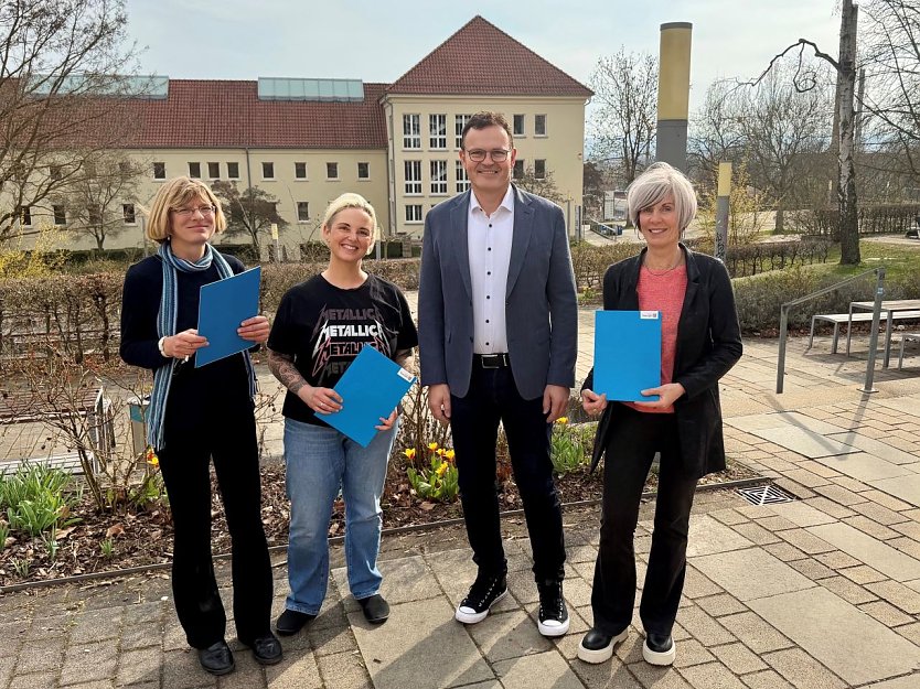 v.l.: Christine R&ouml;ll, Anja Arlet, Hochschulpr&auml;sident Prof. Dr. J&ouml;rg Wagner und Anja Wagner.  (Foto: Katrin M&ouml;nch)