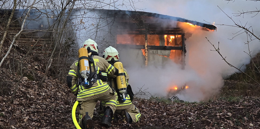 Die H&uuml;tte stand beim Eintreffen der Wehren in Vollbrand.  (Foto: Silvio Dietzel)