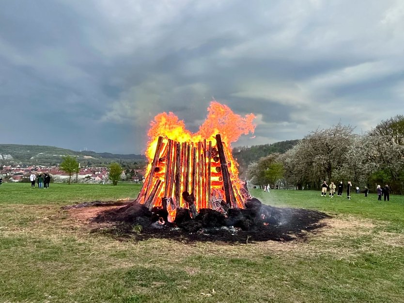 Wie auf der Hardt in Niedersachswerfen entz&uuml;nden die Harztor-Wehren Ostern die Feuer. (Foto: ssc)