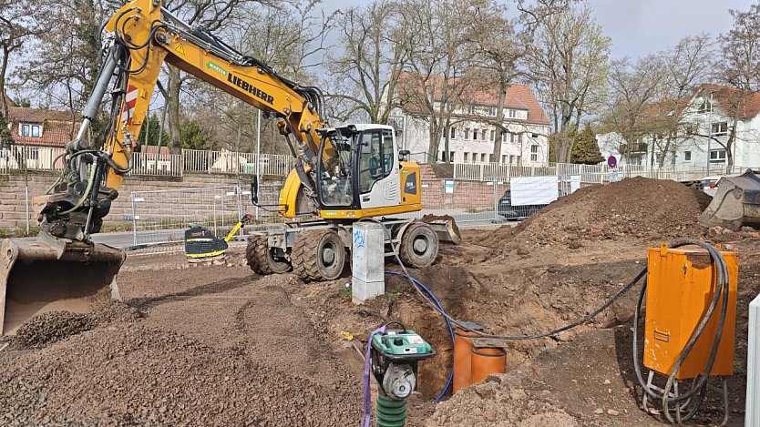 Die Bauarbeiten haben an der Ecke Riemanstra&szlig;e/Schr&ouml;terstra&szlig;e in Nordhausen begonnen. (Foto: Sven D&ouml;rmann)