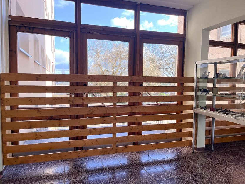 Die T&uuml;ren im Erdgeschoss und Fenster in den oberen Geschossen d&uuml;rfen nicht mehr ge&ouml;ffnet werden. (Foto: ssc)