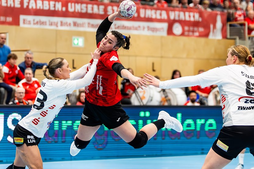 Der Th&uuml;ringer HC hat den Nachholspieltag der Frauenhandball-Bundesliga souver&auml;n genutzt und sich mit einem klaren 32:23-Erfolg gegen den BSV Zwickau (Foto: Christian Heilwagen)