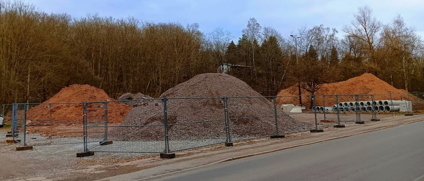 Wie sich Nordhausen nicht pr&auml;sentieren sollte, zeige der Lagerplatz am Beethovenring, wo sich inzwischen meterhohe Berge aus Erde t&uuml;rmen - mitten in der Stadt. (Foto: Kerstin D&uuml;ben-Schaumann)