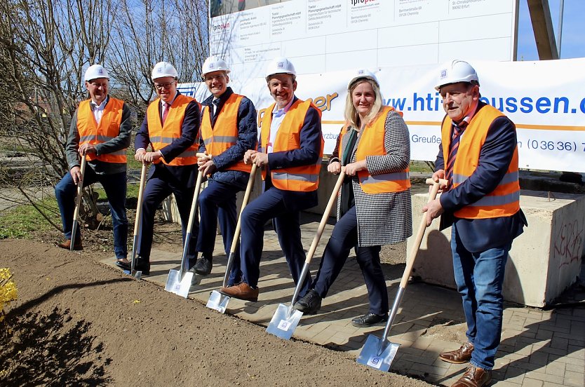 v.li.n.re Reinhard Mascher (B&uuml;rgermeisters der Gemeinde Herbsleben);  Ministerpr&auml;sident Mario Voigt (CDU); Christian Hirte Parlamentarischer Staatssekret&auml;r beim Bundesminister f&uuml;r Verkehr (CDU); Landrat des Unstrut-Hainich-Kreises Thomas Ahke; Jane Croll (CDU); Dipl.-Ing. Erhard Georgi (HTI Greu&szlig;en) (Foto: Eva Maria Wiegand)