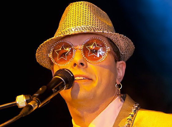 Kay Dobberstein. Oder doch Elton John? (Foto: Agentur)