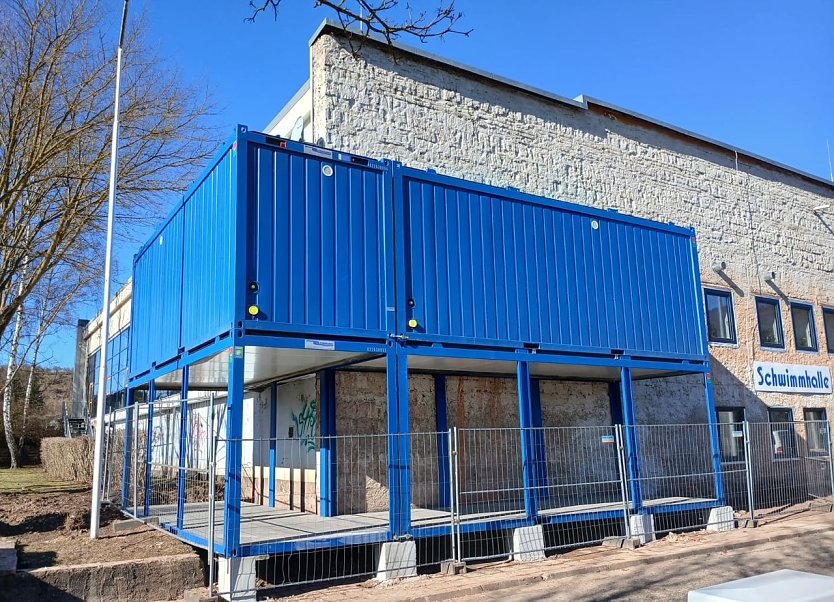 Um auch w&auml;hrend der Bauarbeiten zu &ouml;ffnen, wurden provisorische Umkleiden angebaut.. (Foto: Landratsamt Nordhausen )