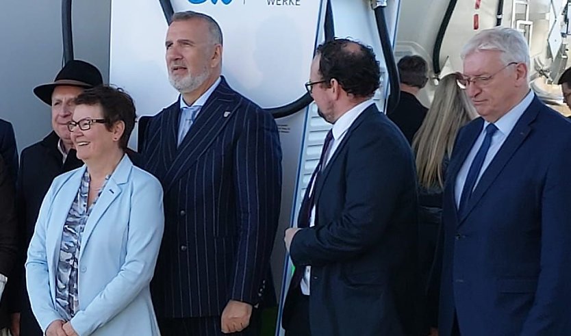 Von links: Dirk Nehrkorn, Gesch&auml;ftsf&uuml;hrer der EW Eichsfeldgas, Landr&auml;tin Dr. Marion Frant, Steffen Sch&uuml;tz, Minister f&uuml;r Digitales und Infrastruktur des Freistaates Th&uuml;ringen, Landtagspr&auml;sident Dr. Thad&auml;us K&ouml;nig und Ulrich Gabel, Gesch&auml;ftsf&uuml;hrer der Eichsfeldwerke sowie  (Foto: P. Panse)